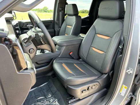 Used 2025 GMC Sierra 1500 AT4 w/ AT4 Premium Package AWD/4WD image 11