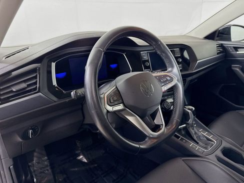 Certified 2023 Volkswagen Jetta SE w/ Panoramic Sunroof Package FWD image 4