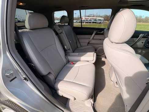 Used 2010 Toyota Highlander SE image 14