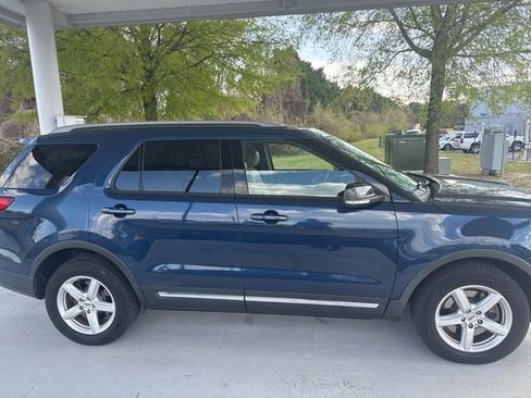 Used 2017 Ford Explorer XLT w/ Equipment Group 202A image 2