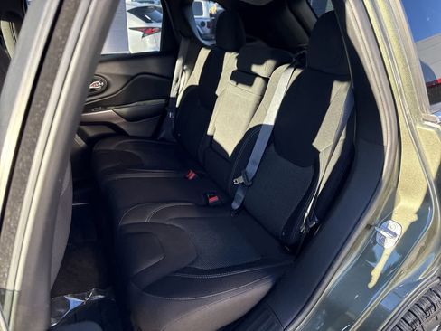 Used 2019 Jeep Cherokee Latitude w/ Popular Appearance Group image 12