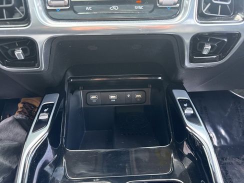 Used 2023 Kia Sorento SX image 17