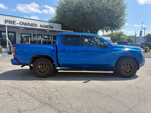 Used 2025 Nissan Frontier SV RWD image 2
