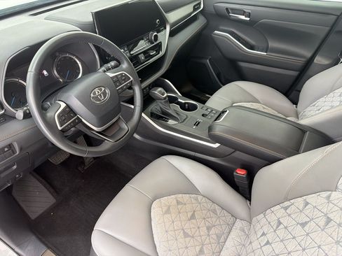 Used 2023 Toyota Highlander Bronze Edition FWD image 4