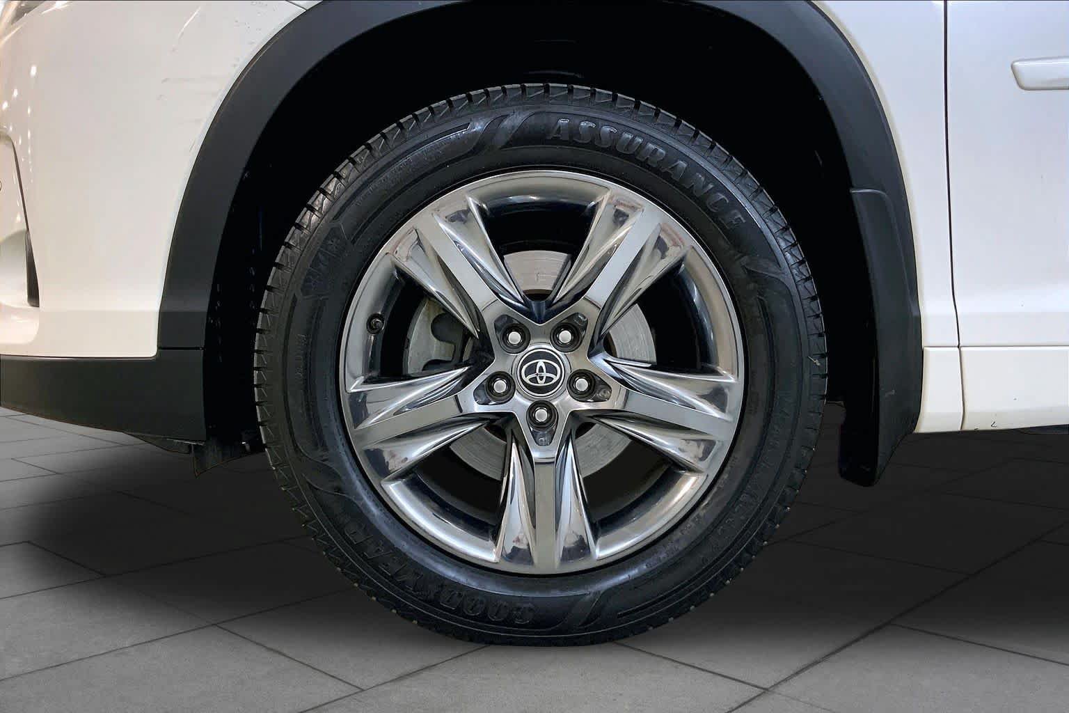 Used 2017 Toyota Highlander Limited Platinum AWD/4WD image 10