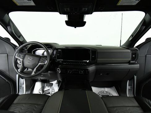 Used 2025 Chevrolet Silverado 2500 ZR2 w/ Technology Package image 19