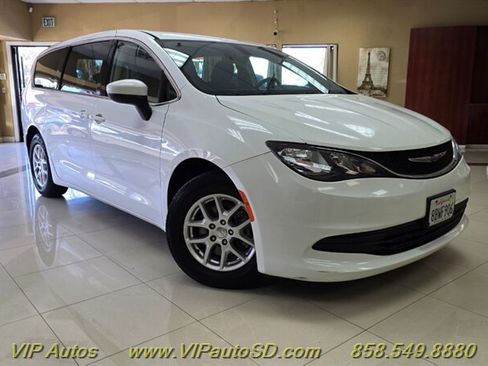 Used 2017 Chrysler Pacifica Touring FWD image 1