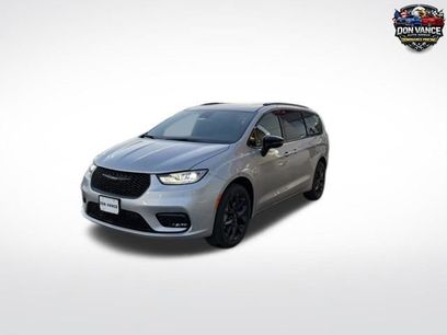 New 2026 Chrysler Pacifica Select w/ S Appearance Package