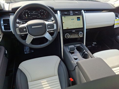 New 2026 Land Rover Discovery S image 9