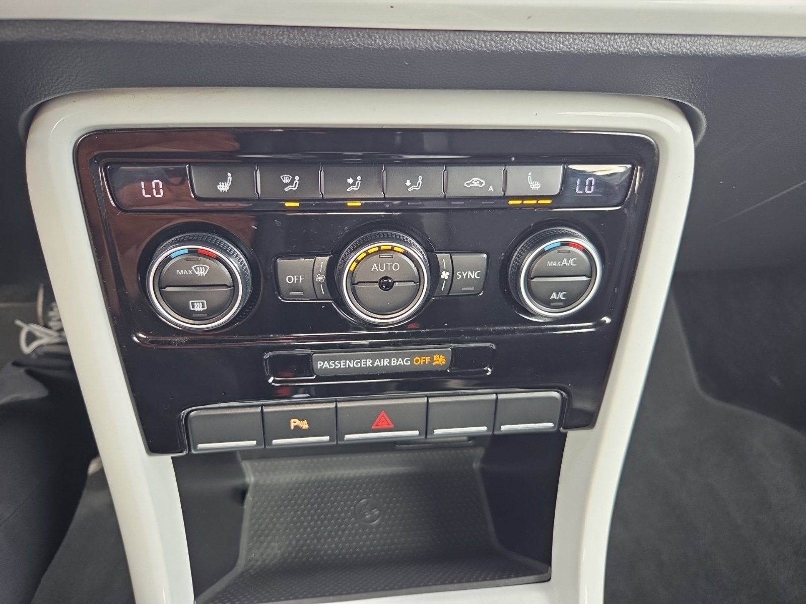 Used 2019 Volkswagen Beetle 2.0T SE FWD image 28