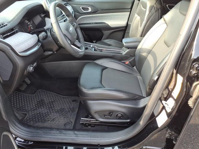Used 2025 Jeep Compass Latitude w/ Sun & Sound Group AWD/4WD image 11
