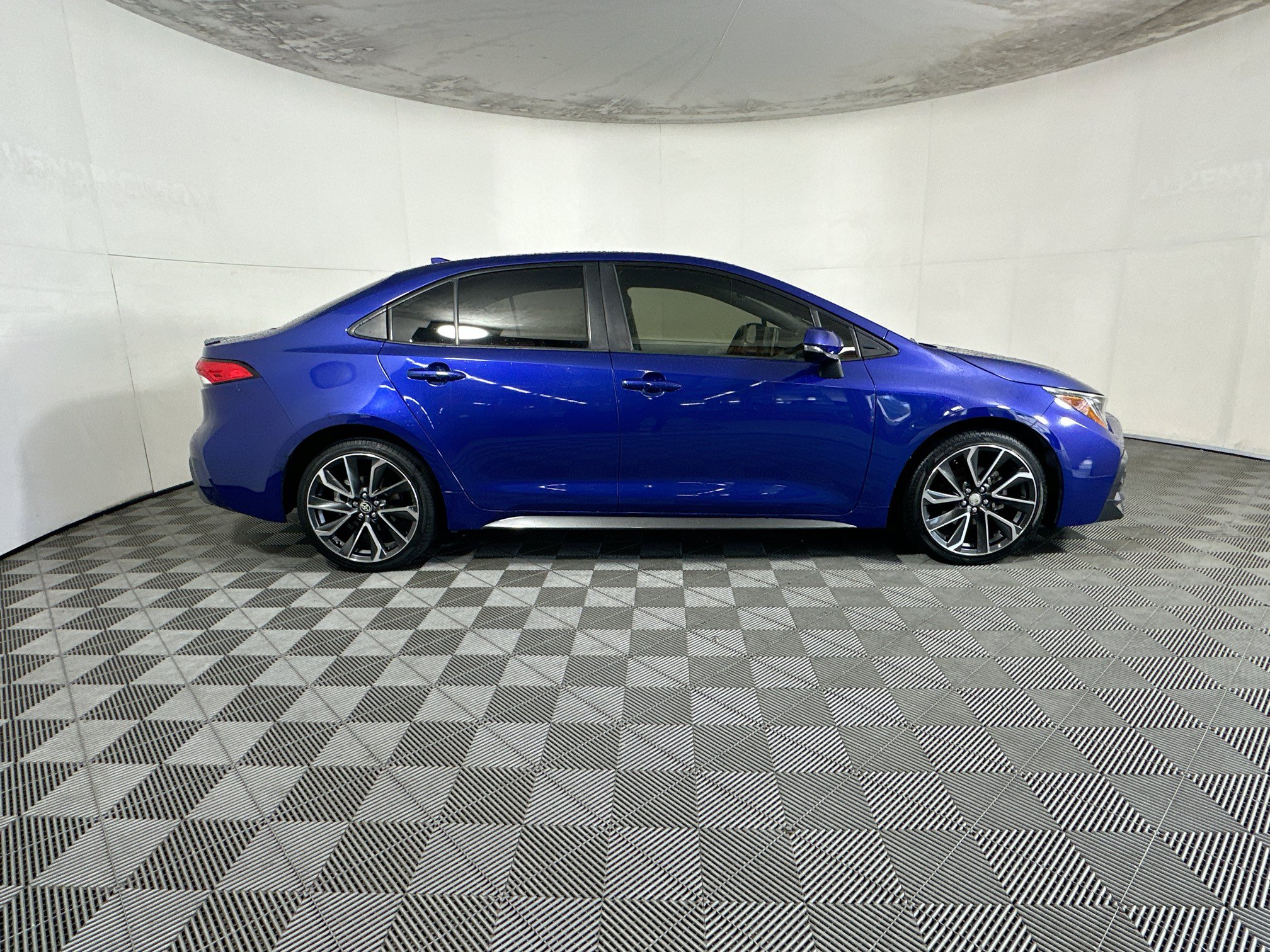 Used 2021 Toyota Corolla SE FWD image 2