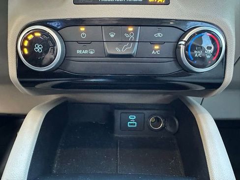 Certified 2022 Ford Escape SE w/ SE Sport Appearance Package image 18