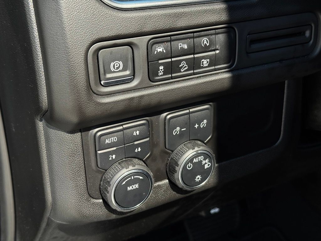 Used 2024 Chevrolet Suburban Z71 w/ Luxury Package AWD/4WD image 35