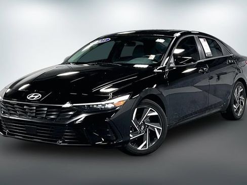 Used 2025 Hyundai Elantra Limited FWD image 3