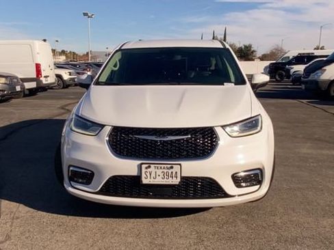 Used 2023 Chrysler Pacifica Touring-L image 3