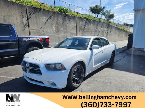 Used 2014 Dodge Charger SE RWD image 1
