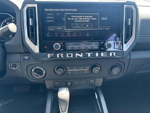 Used 2025 Nissan Frontier SV AWD/4WD image 17