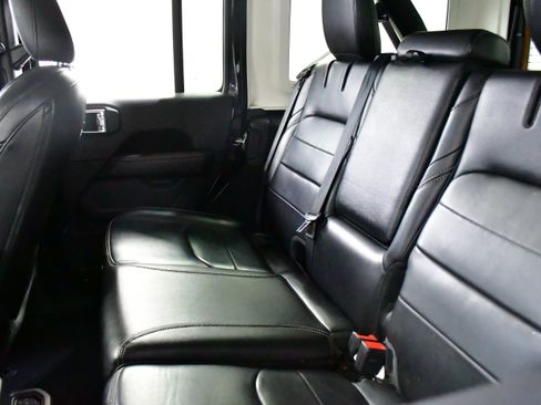 Used 2022 Jeep Wrangler Unlimited Sahara image 16