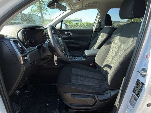 Used 2023 Kia Sorento LX AWD/4WD image 16