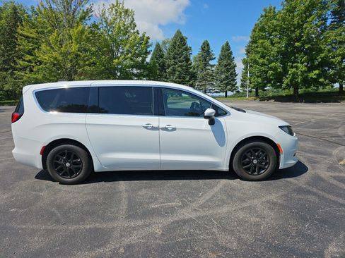 Used 2023 Chrysler Voyager LX FWD image 7