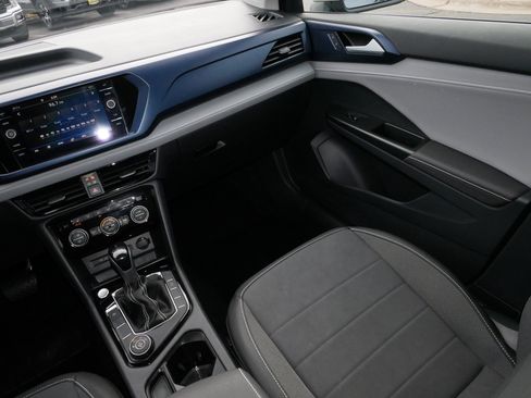 Certified 2024 Volkswagen Taos SE w/ Panoramic Sunroof Package image 11