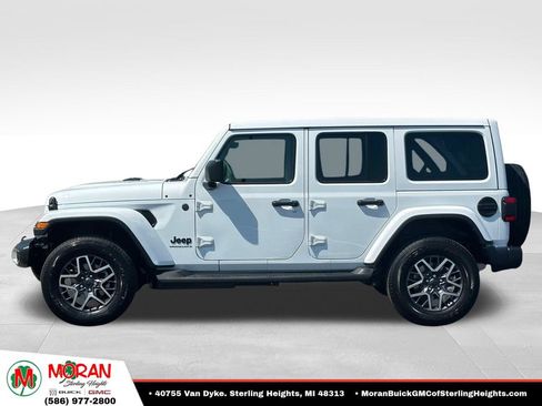 Used 2026 Jeep Wrangler Unlimited Sahara AWD/4WD image 2