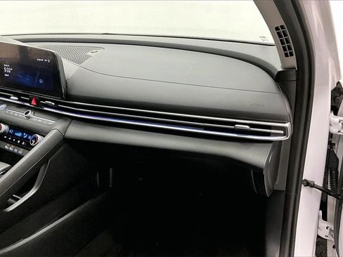 Used 2024 Hyundai Elantra SEL image 16