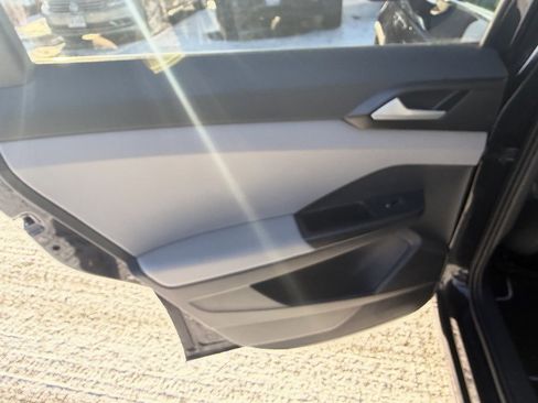 Used 2023 Volkswagen Taos SE w/ Panoramic Sunroof Package image 22