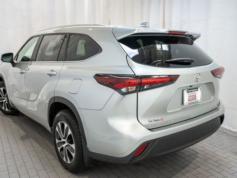 Used 2024 Toyota Highlander XLE image 4