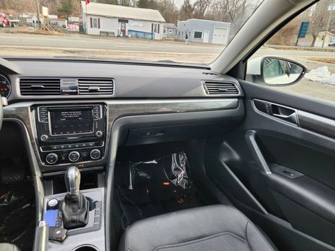 Used 2018 Volkswagen Passat 2.0T SE image 33