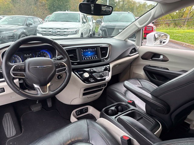 Used 2018 Chrysler Pacifica Touring-L FWD image 13
