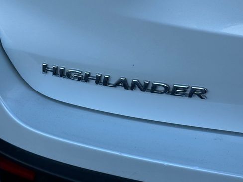 Used 2015 Toyota Highlander LE image 12