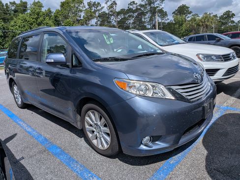 Used 2014 Toyota Sienna Limited w/ Limited Convenience Package FWD image 4