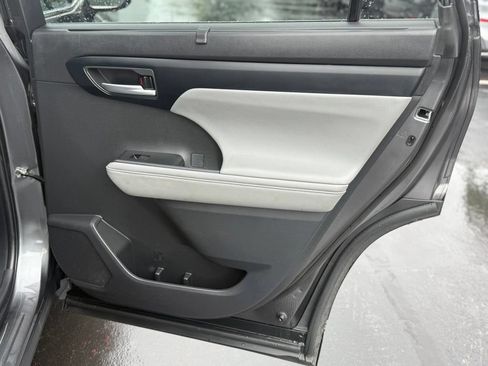 Used 2023 Toyota Highlander XLE AWD/4WD image 18