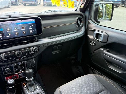 Used 2024 Jeep Gladiator Mojave w/ Safety Group AWD/4WD image 8