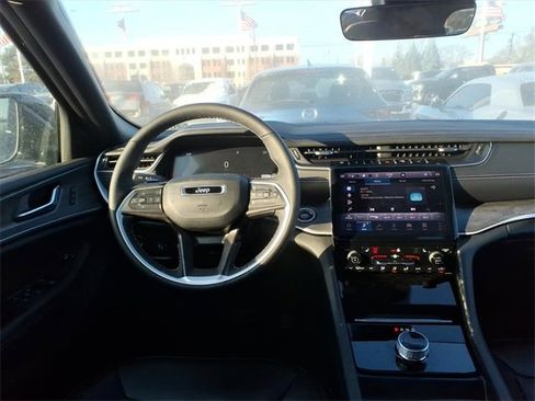 Used 2025 Jeep Grand Cherokee Limited image 10