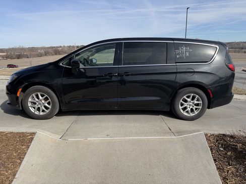 Used 2023 Chrysler Voyager LX FWD image 8