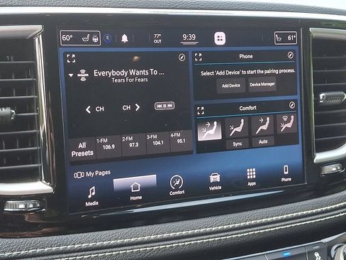 Used 2021 Chrysler Pacifica Touring-L w/ Uconnect Theater Family Group FWD image 17