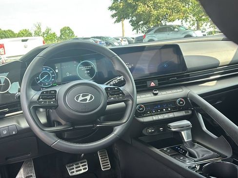 Used 2025 Hyundai Elantra SEL FWD image 13