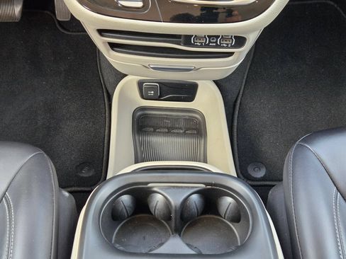 Used 2023 Chrysler Pacifica Touring-L FWD image 18
