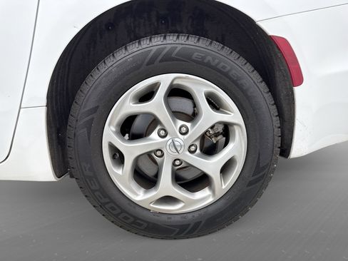 Used 2022 Chrysler Pacifica Limited AWD/4WD image 12