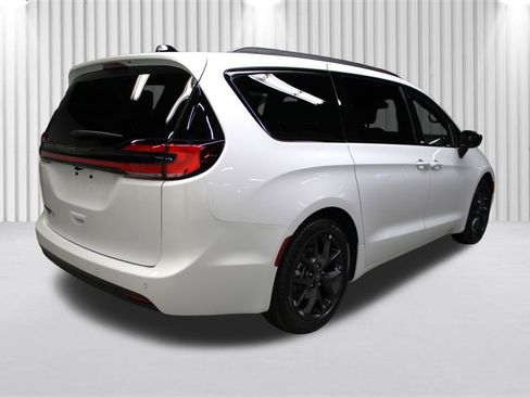 New 2026 Chrysler Pacifica Select w/ S Appearance Package image 3