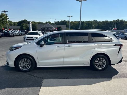 Used 2026 Toyota Sienna XLE FWD image 7