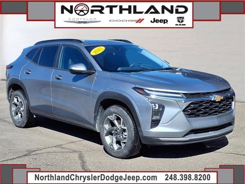 Used 2025 Chevrolet Trax LT image 1