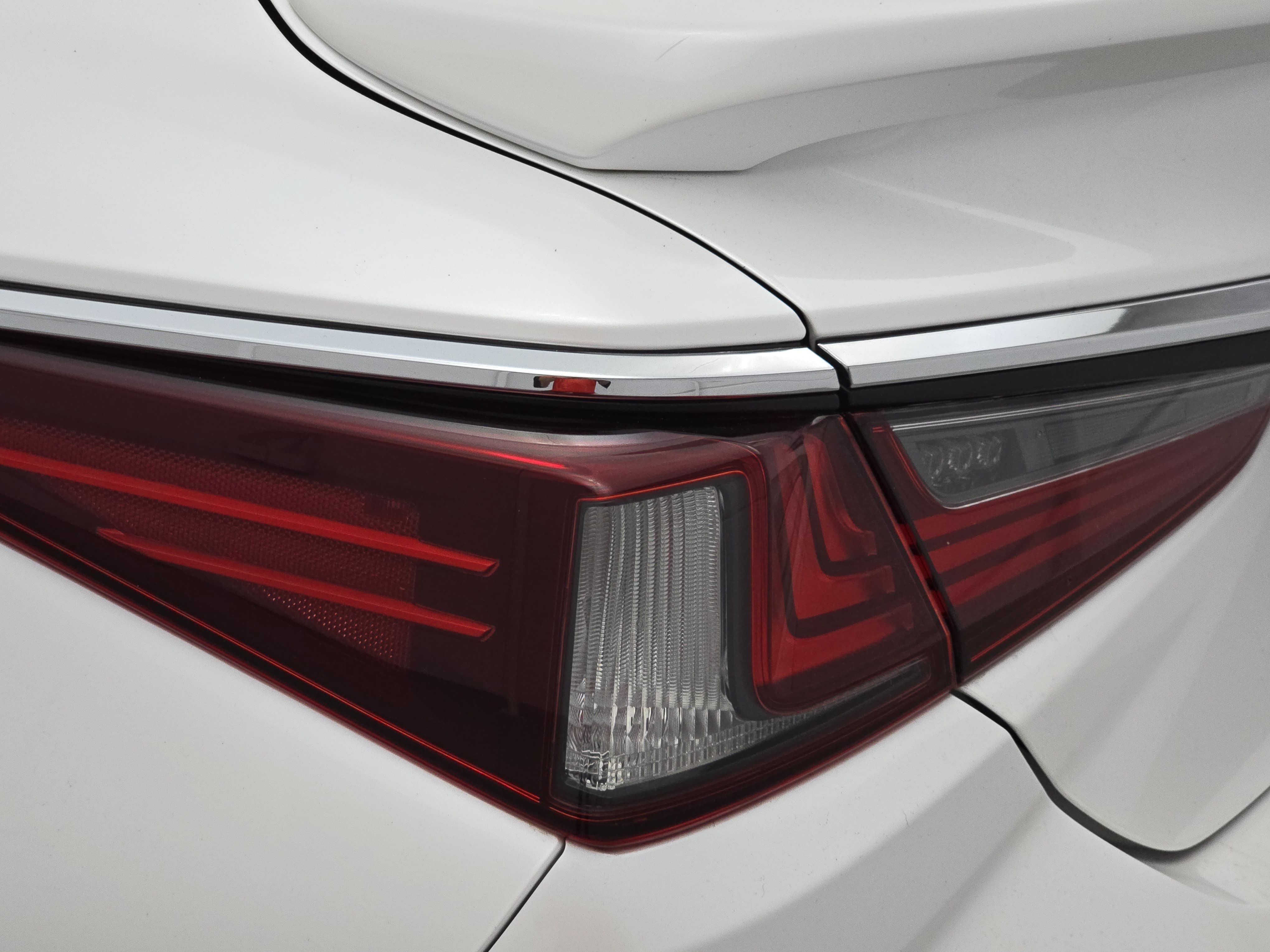 Used 2022 Lexus ES 350 Ultra Luxury w/ Accessory Package 2 FWD image 33