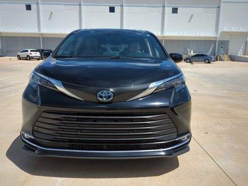 Used 2024 Toyota Sienna XLE FWD image 2