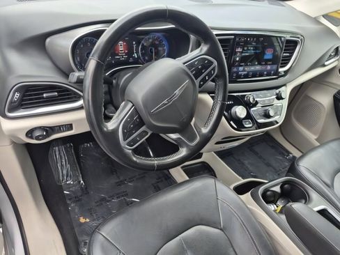 Used 2022 Chrysler Pacifica Touring-L FWD image 11