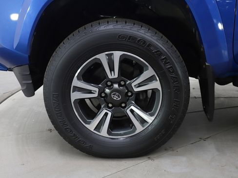 Used 2017 Toyota Tacoma TRD Sport w/ Tow Package (A/T) image 25