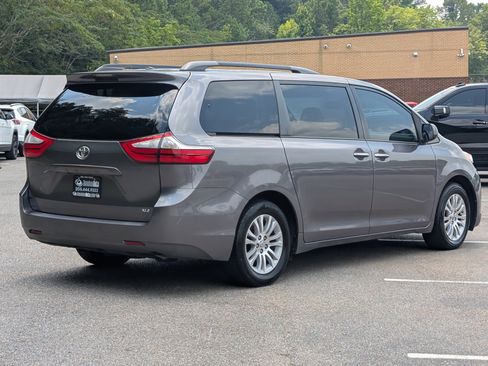 Used 2017 Toyota Sienna XLE FWD image 9